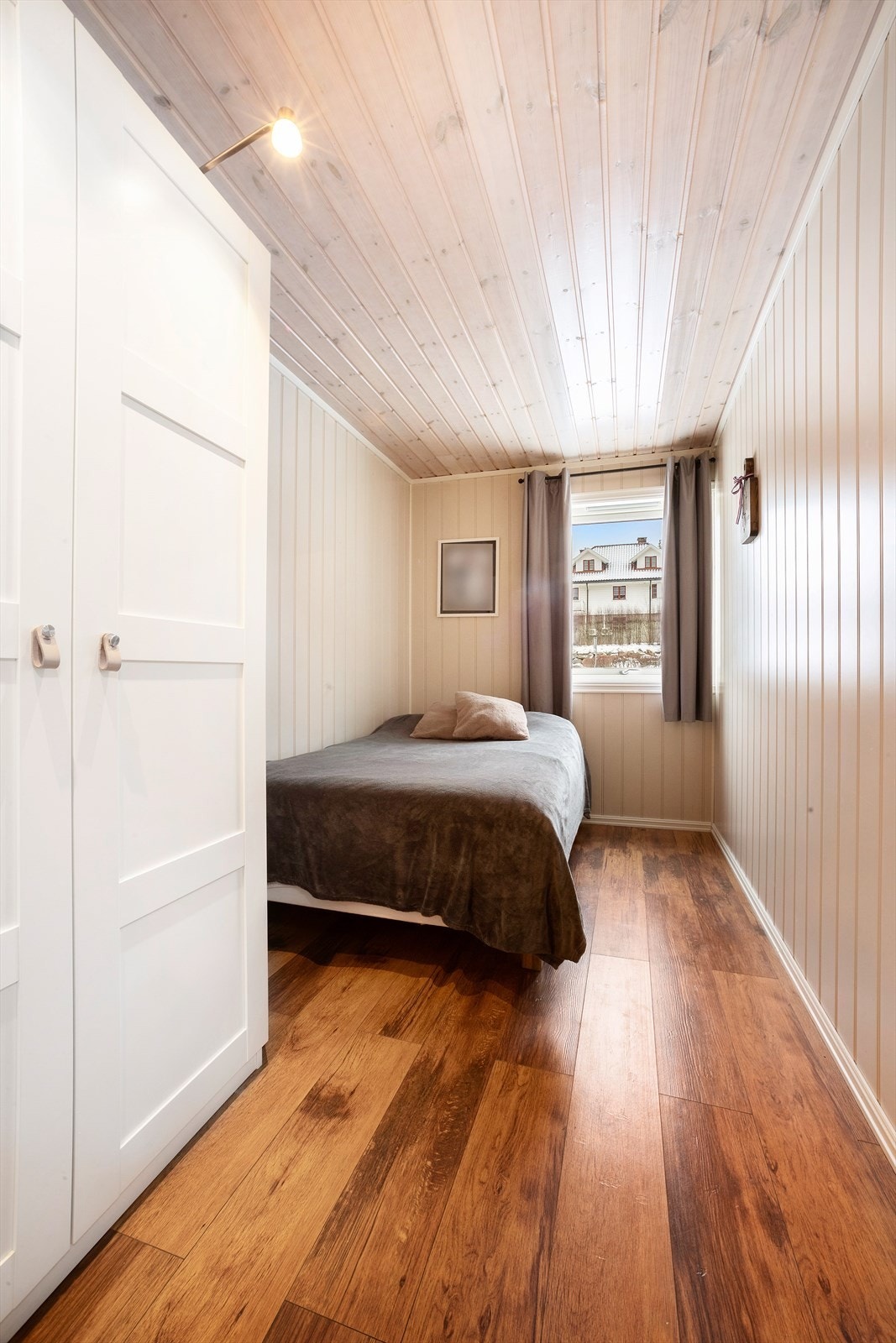 Det mindre soverommet egner seg godt som barnerom, gjesterom eller kontor. Garderobeskap medfølger. Galleribilde