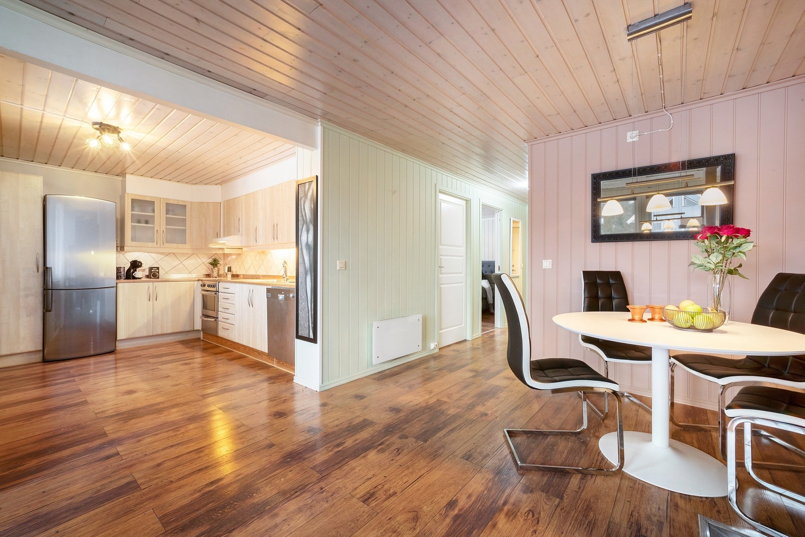 Kjøkken i delvis åpen løsning mot stue. Galleribilde