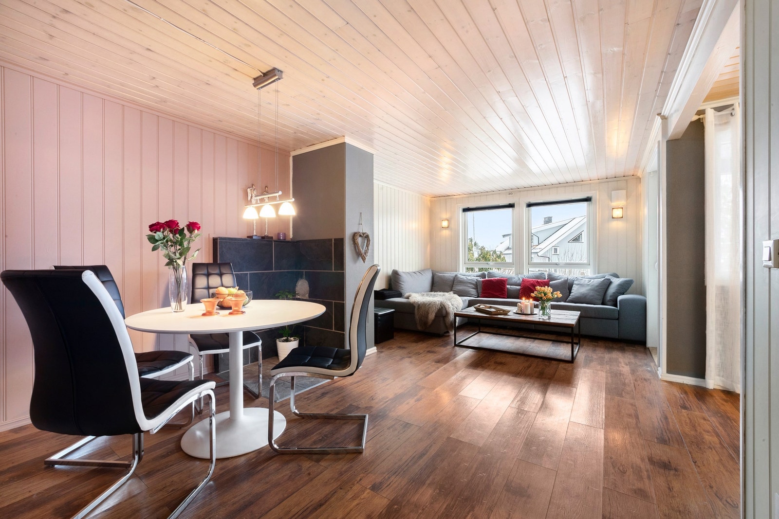 Lys og romslig stue med god plass til sofagruppe, spisestue og tilhørende møblement. Galleribilde