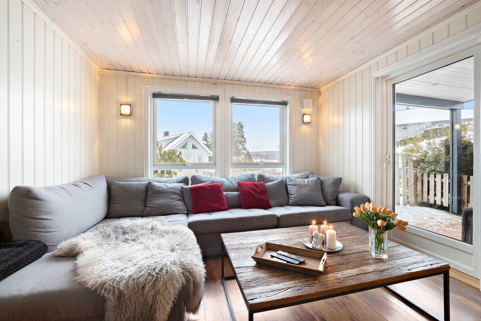 Lys stue med fint utsyn mot Våg og utgang til sydvendt terrasse. Galleribilde