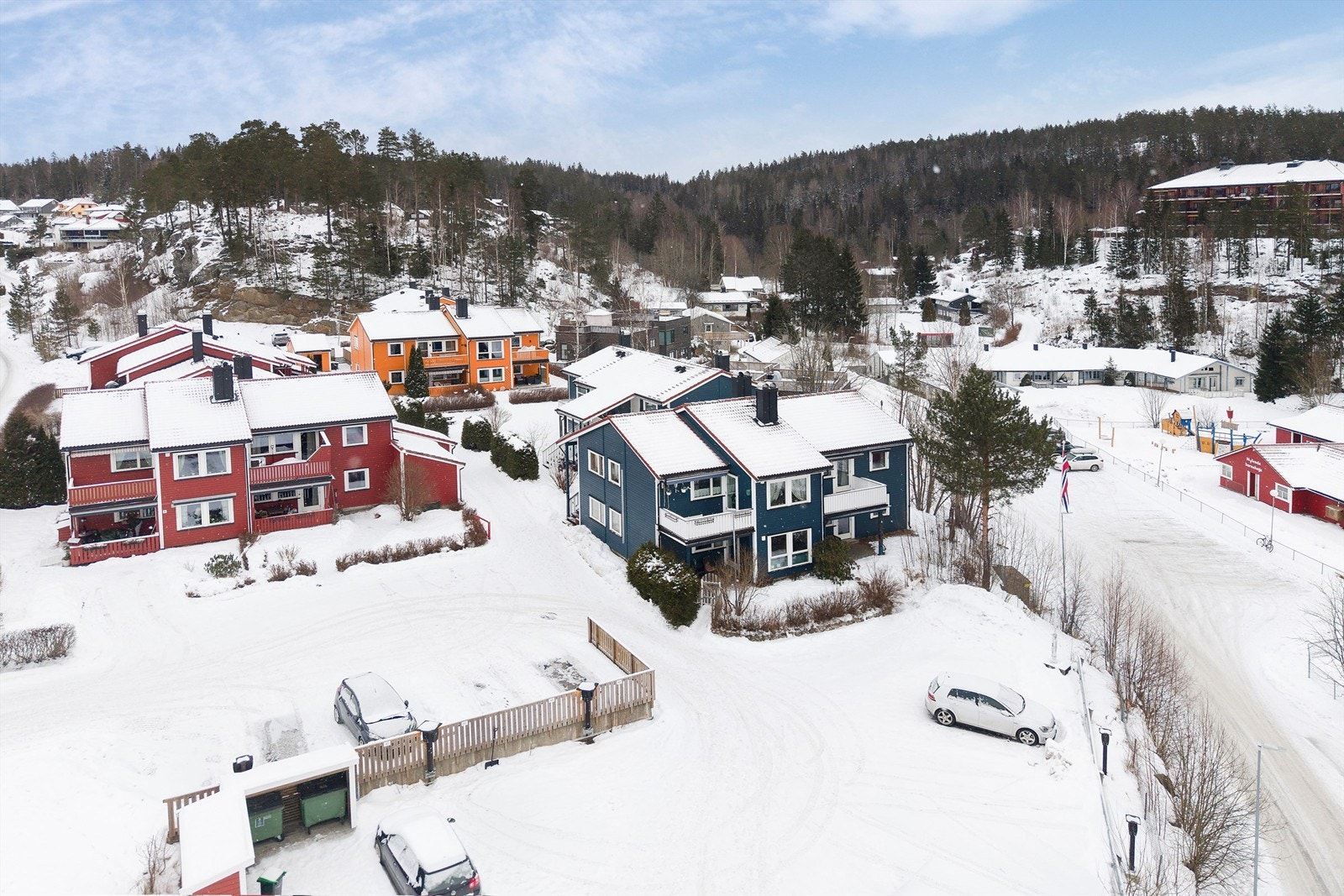 Parkeringsplass rett utenfor med elbil-lader, samt utebod på 5 kvm. Galleribilde