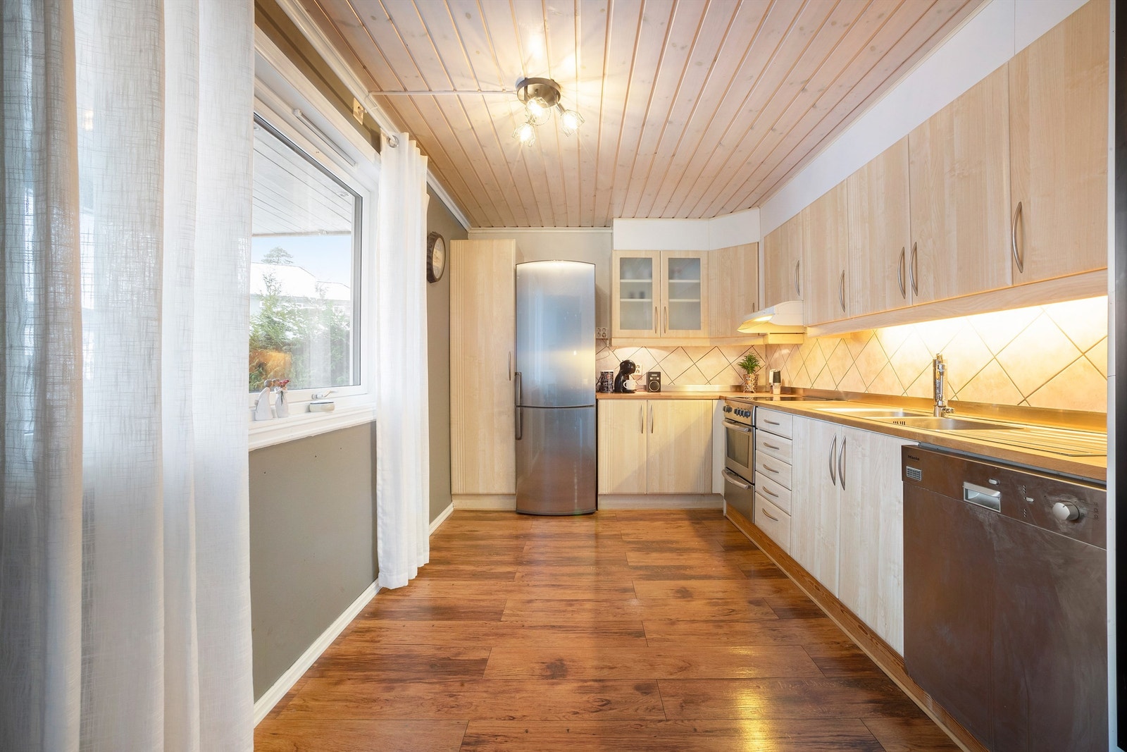 Kjøkken fra byggeår, oppgradert med ny innredning i 2007 og heltre benkeplate. Galleribilde