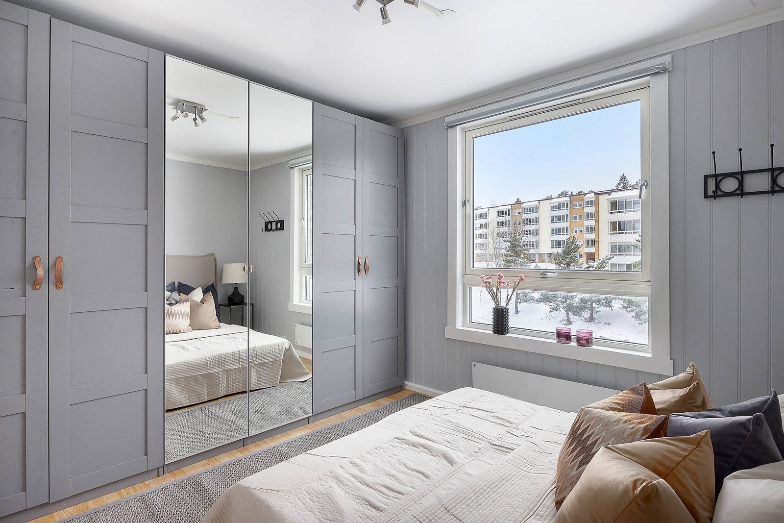 Soverommet er utstyrt med garderobeskap Galleribilde