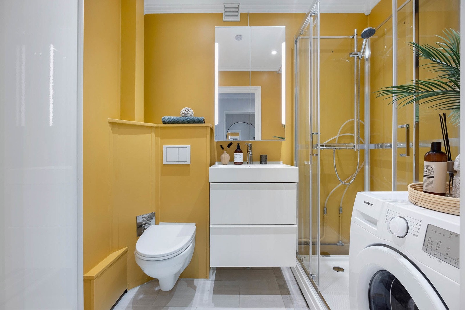 Badet har opplegg til vaskemaskin og baderomsinnredningen er fra 2016 Galleribilde