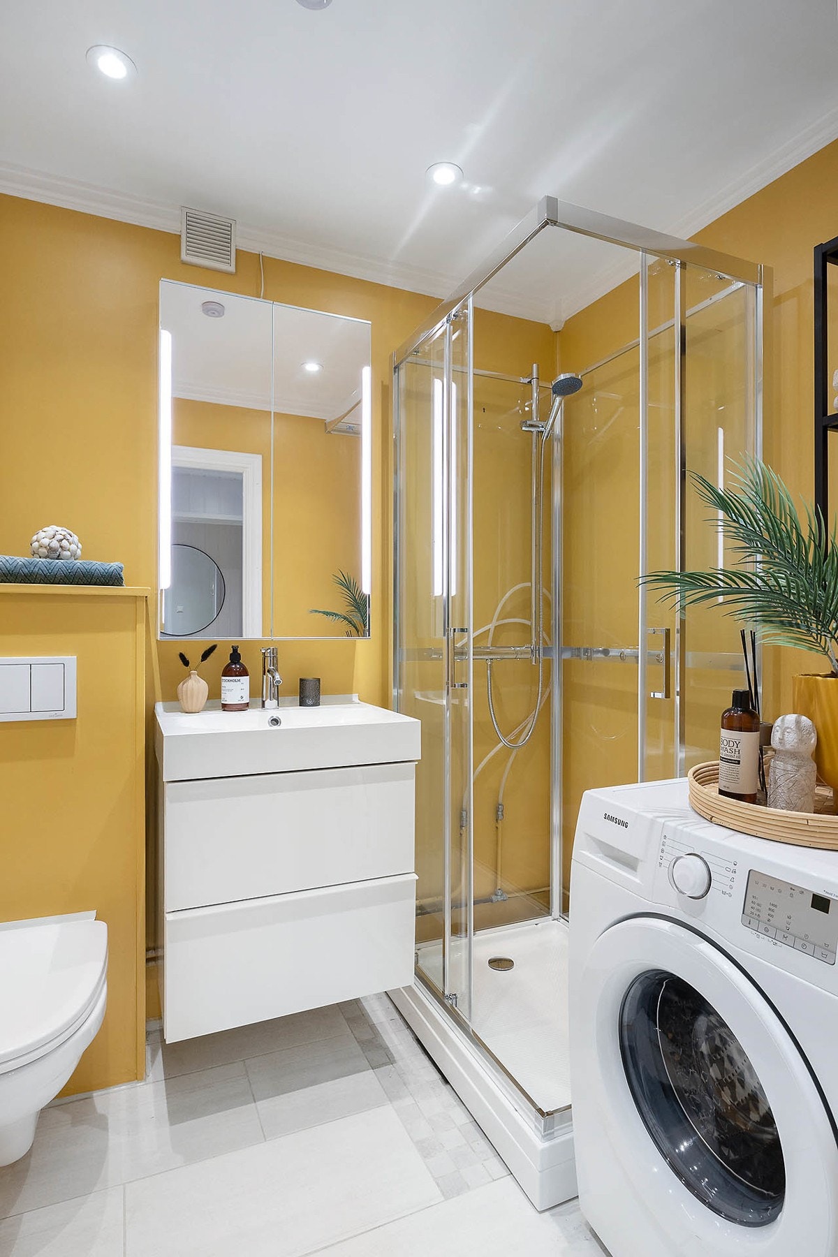 Baderom med nytt dusjkabinett Galleribilde