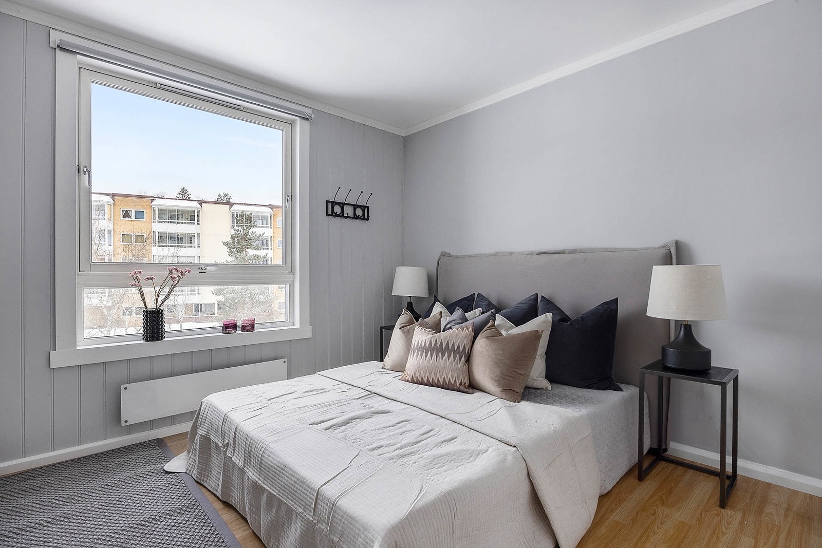 Et godt soverom med plass til dobbeltseng Galleribilde