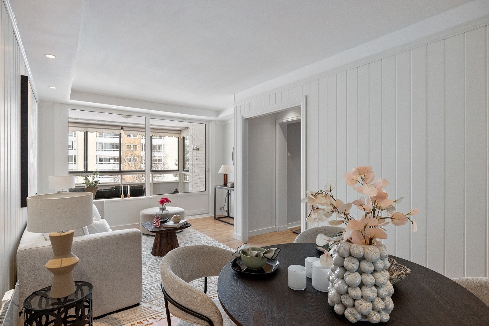 Stue med plass til både spisebord og sofa Galleribilde