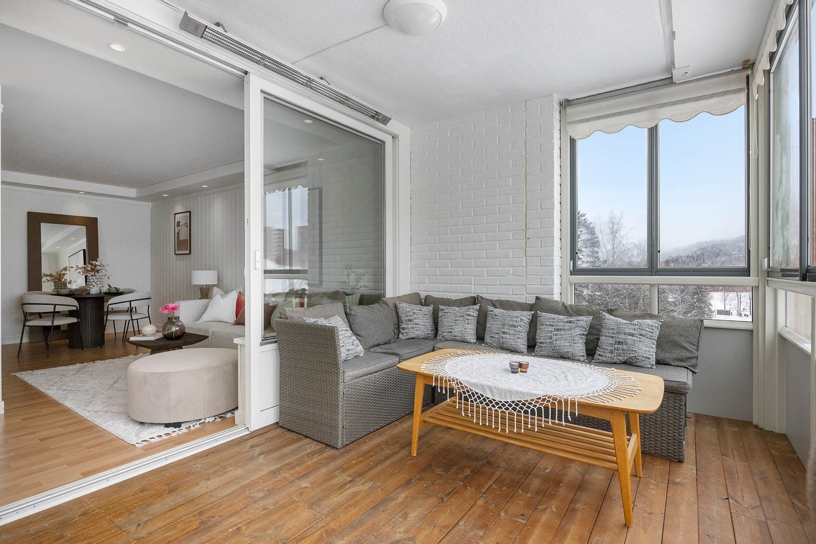 Vest-nordvestvendt innglasset balkong med strømuttak, varmelampe og belysning Galleribilde