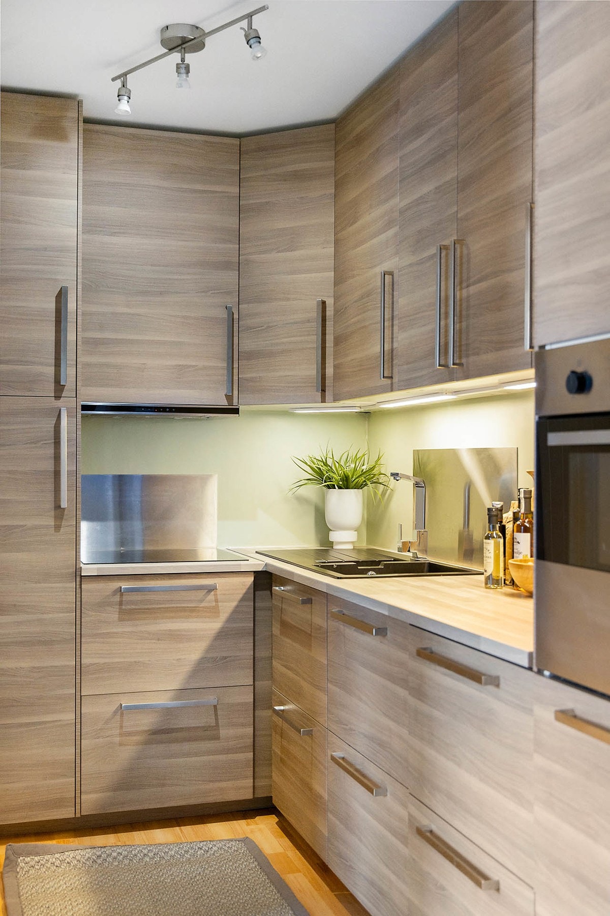 Integrert stekeovn, koketopp, oppvaskmaskin og kjøl-/fryseskap Galleribilde