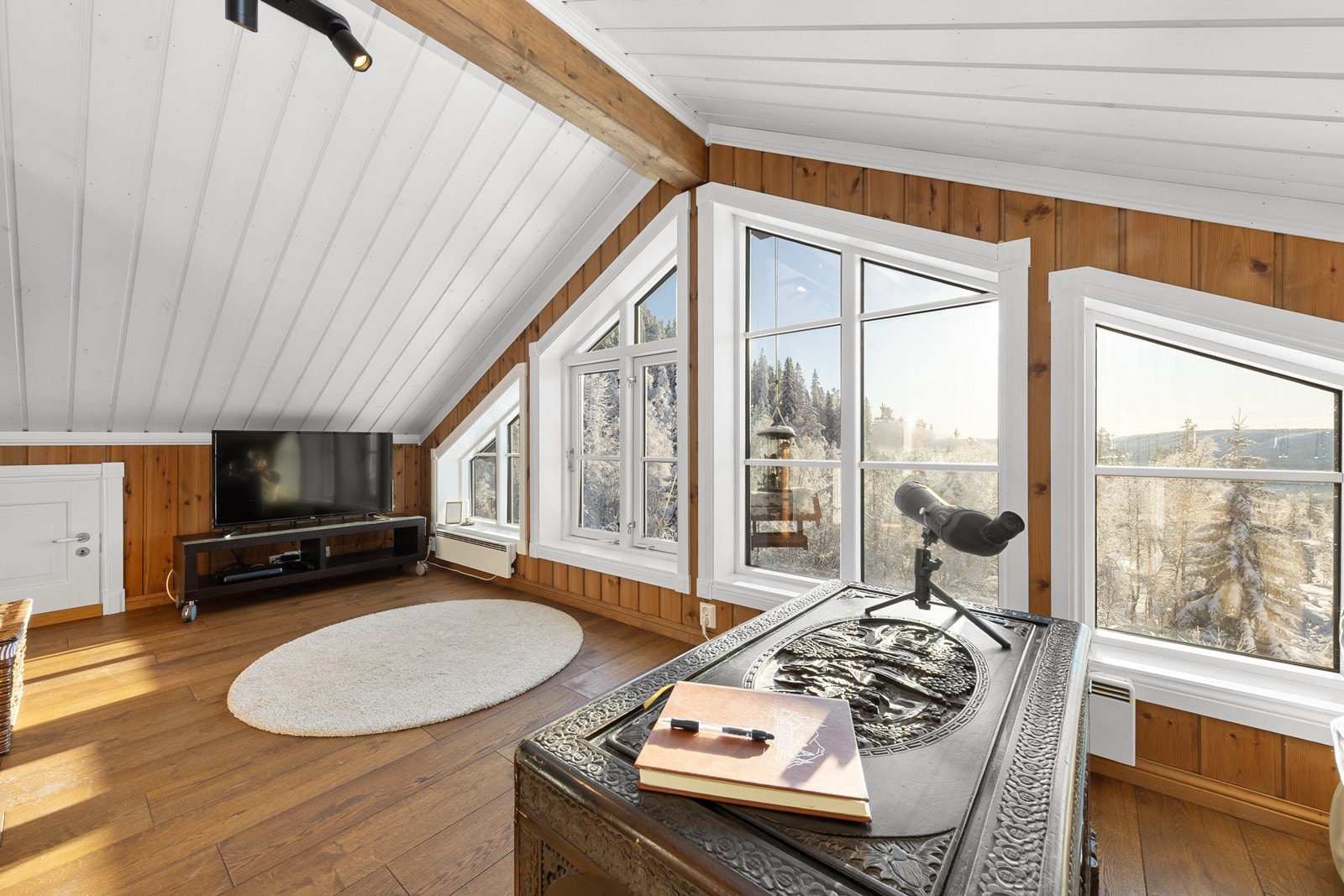 Inngang til stort loftsrom via luke i kneveggen. Rommet egner seg godt for lagring Galleribilde