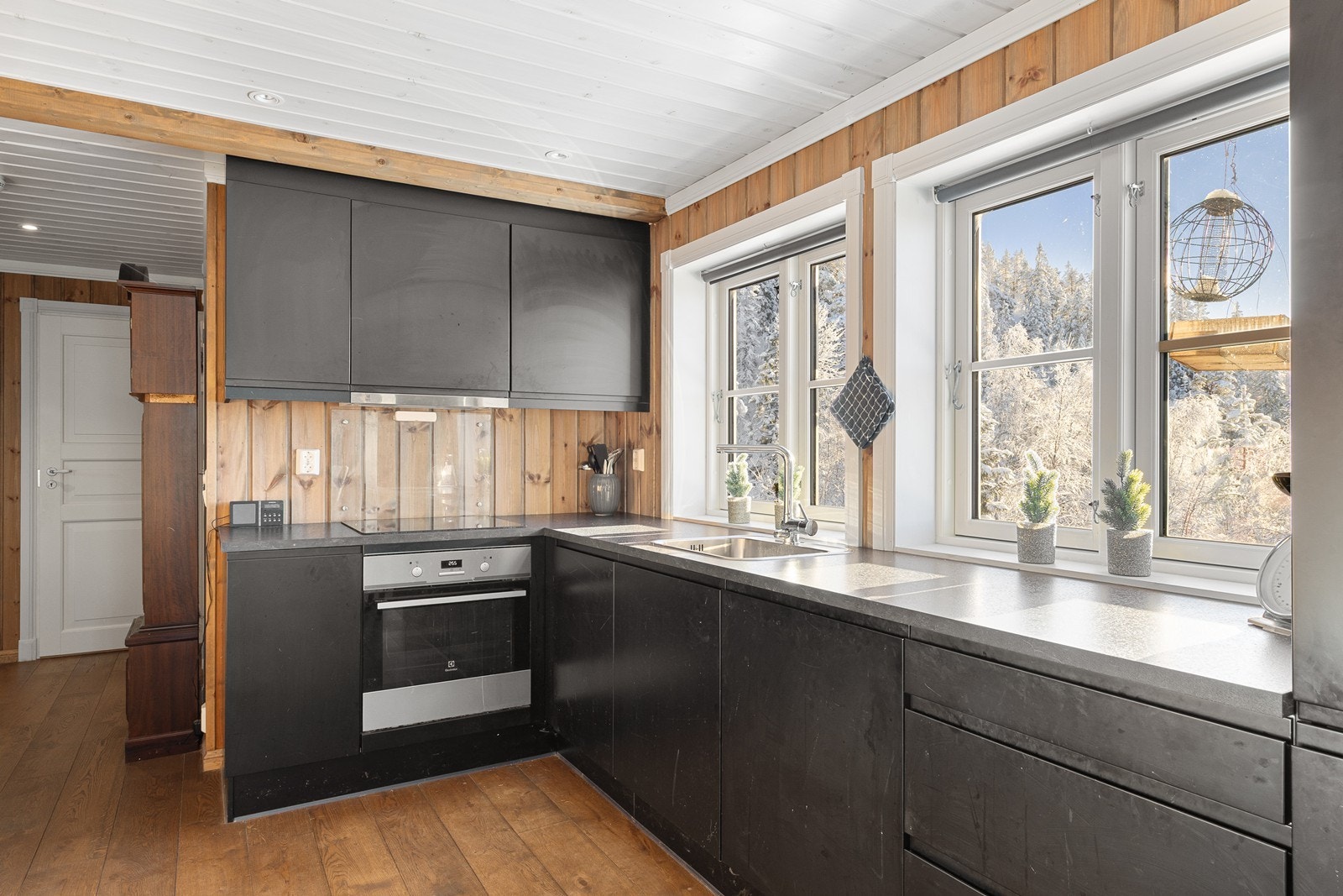 Kjøkken med integrerte hvitevarer Galleribilde