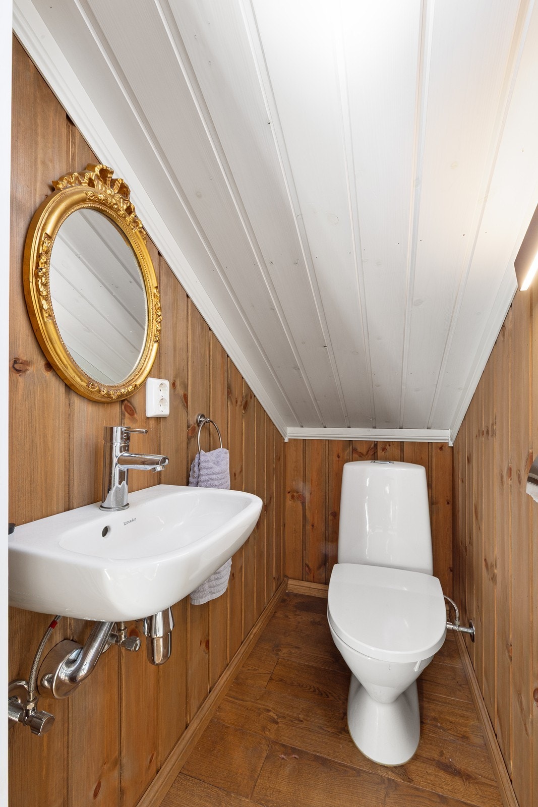 Toalettrom med wc og servant på hemsetasjen Galleribilde