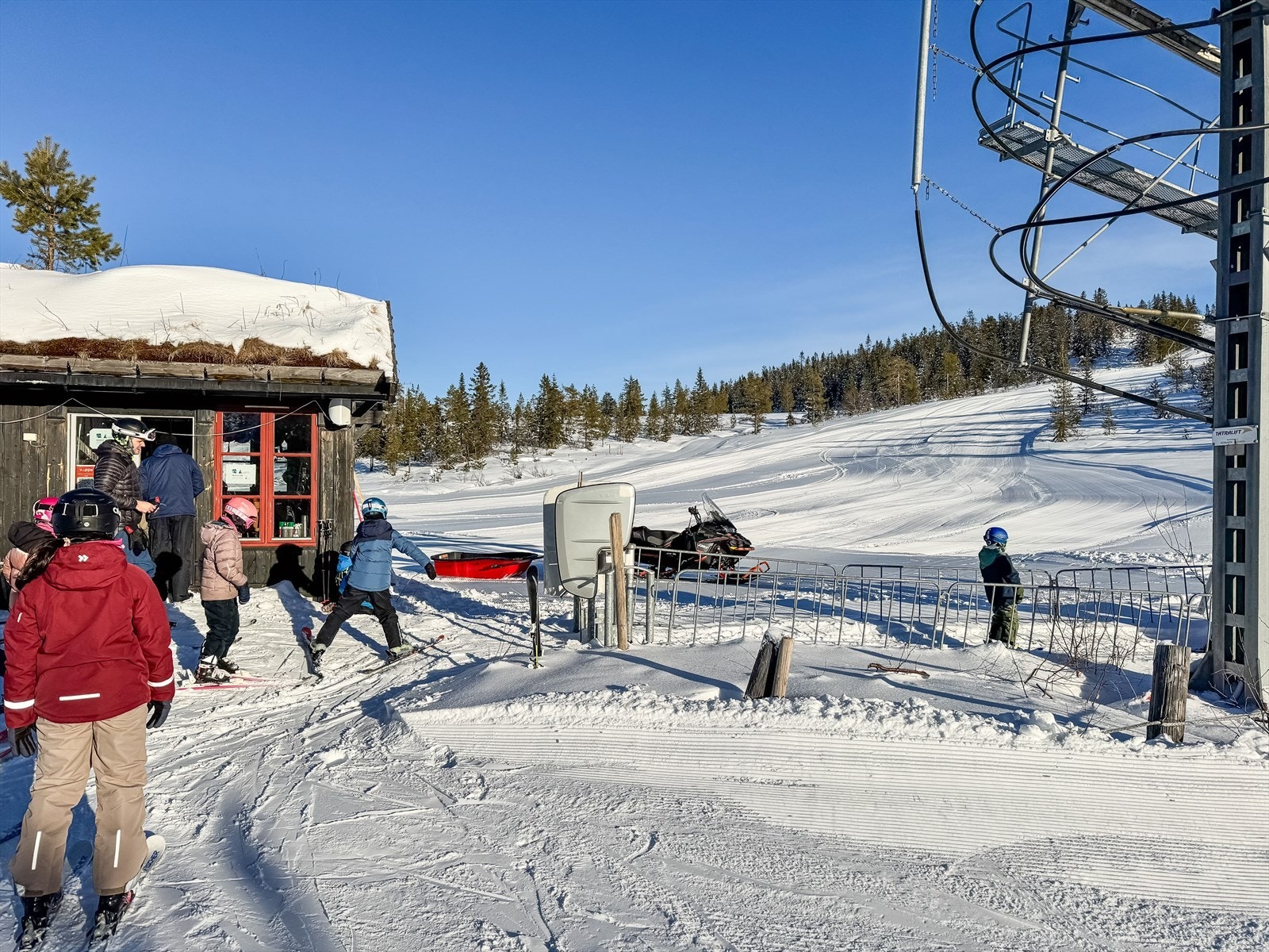 Skitrekket på Liatoppen er 642 m langt og egner seg ypperlig for barn og ungdom, og holder åpent hver lørdag og søndag, i tillegg hver dag i vinter- og påskeferie Galleribilde