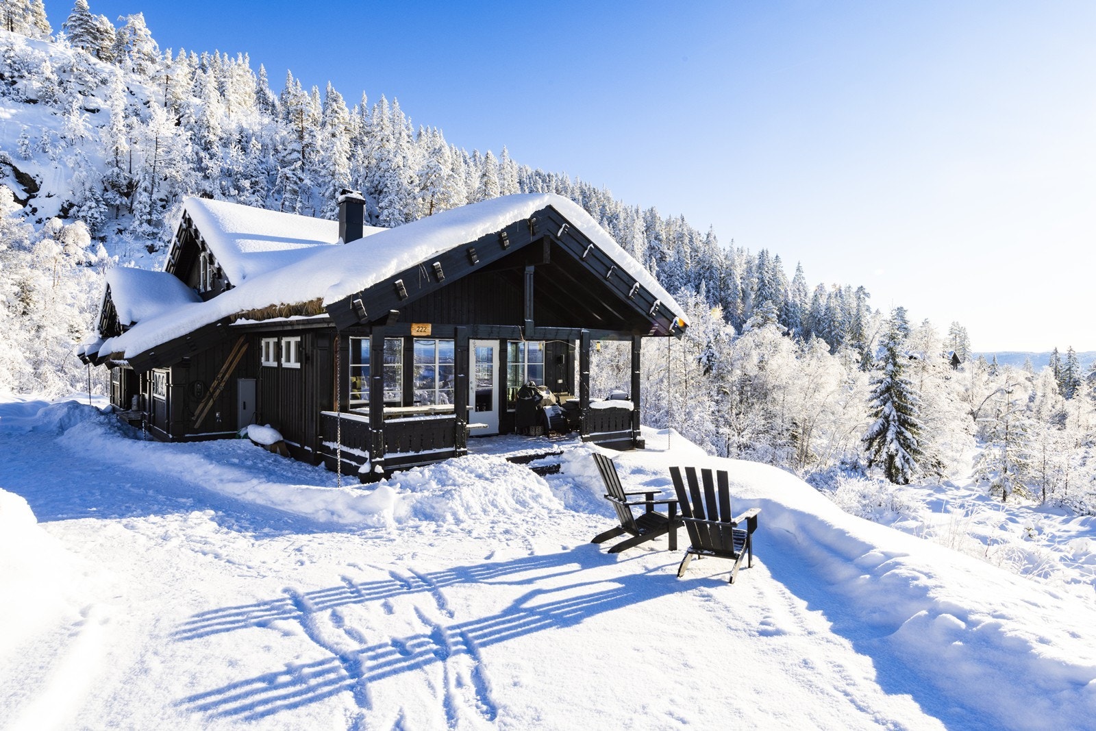 Kjørevei frem til hytta som vinterbrøytes nesten helt frem til "hytteveggen" Galleribilde