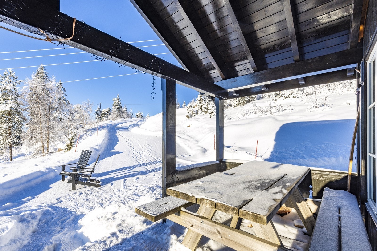 Vestvendt overbygget terrasse med utgang fra stuen Galleribilde