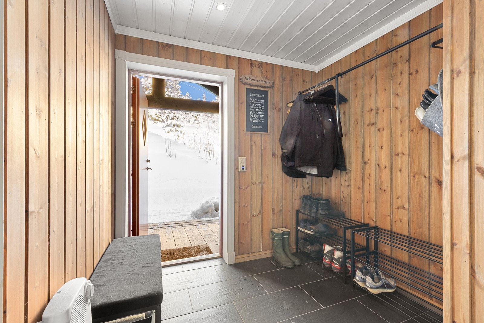 Romslig flislagt entré Galleribilde