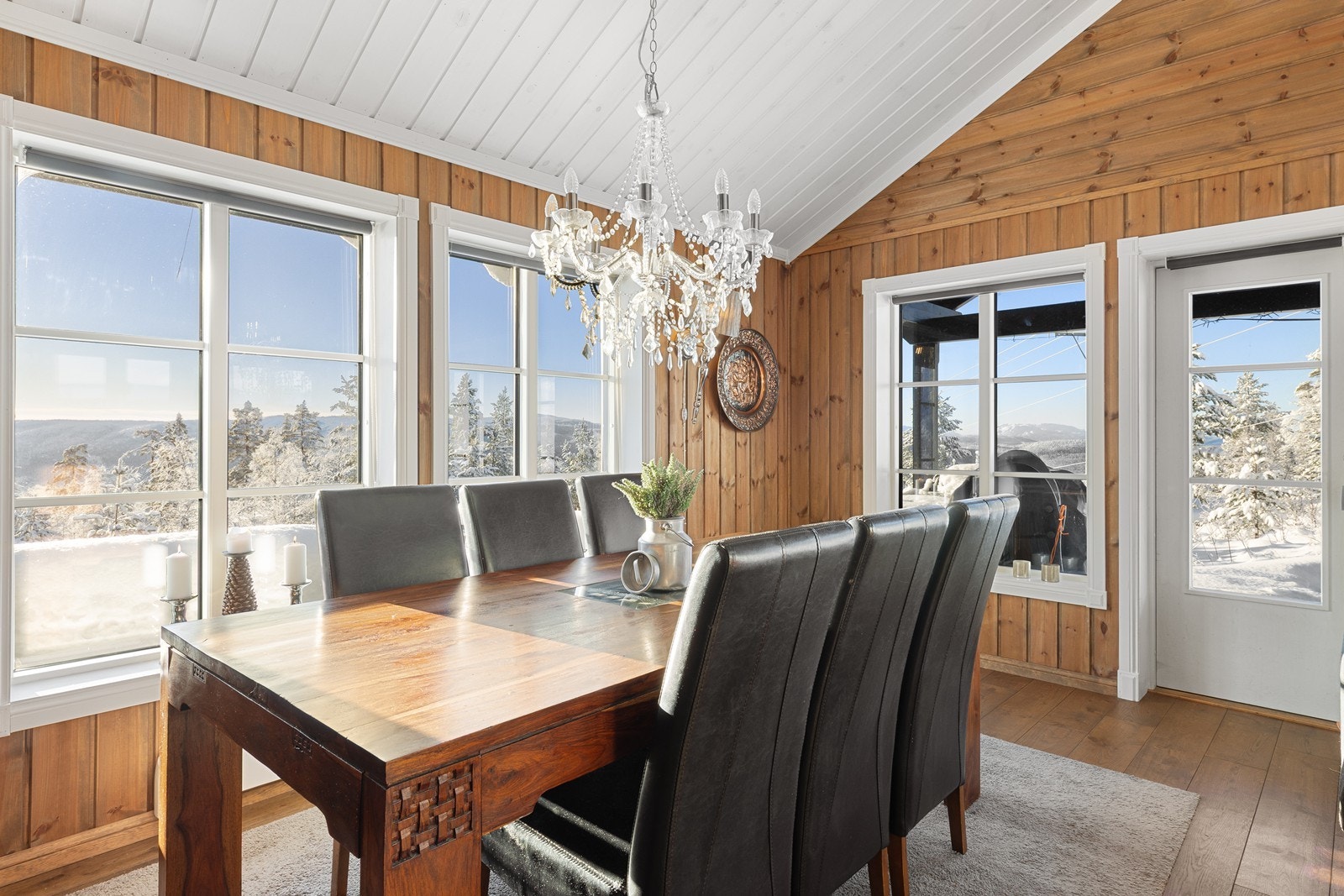 Utgang direkte ut til den overbygde terrassen fra stuen Galleribilde