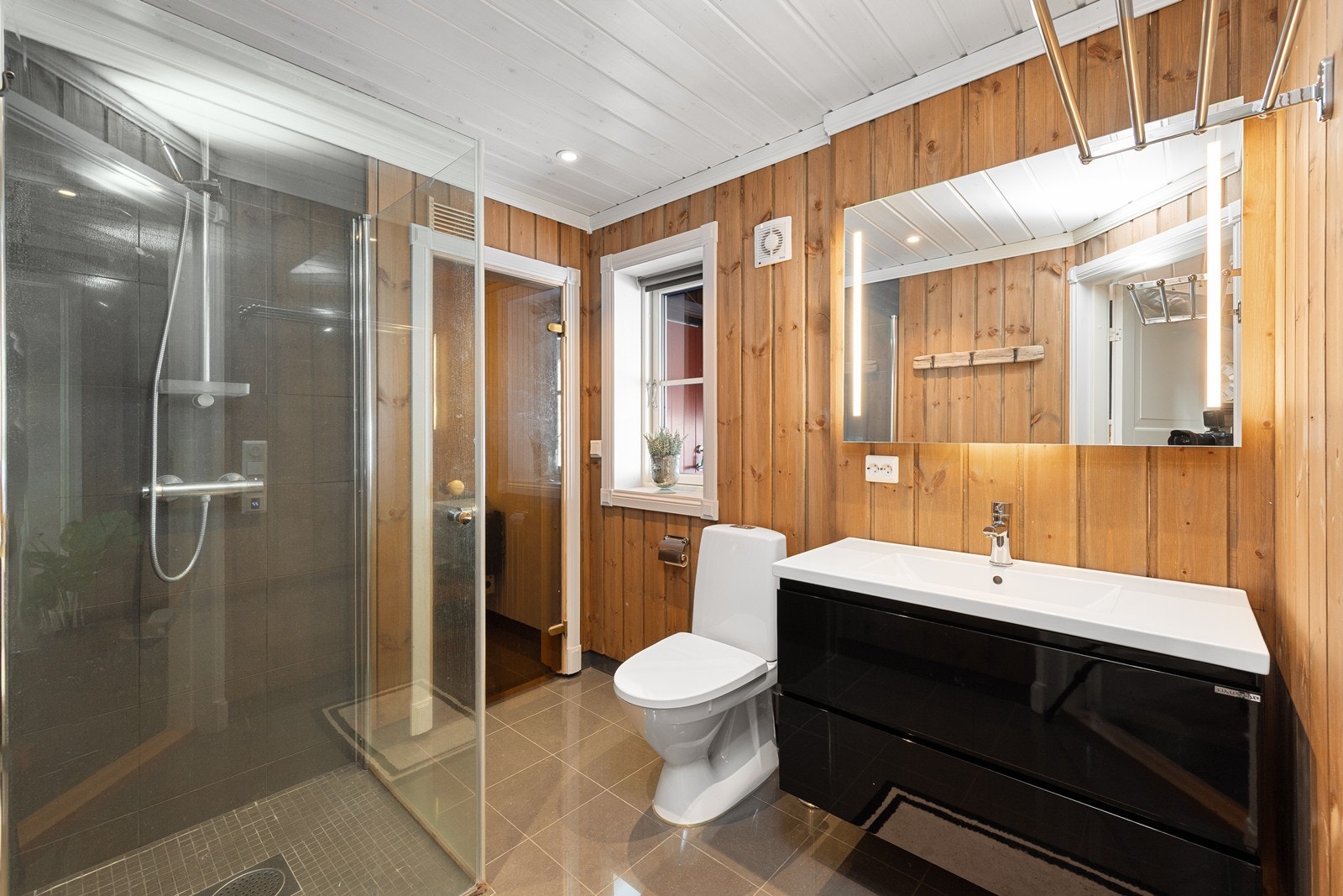 Bad med dusjhjørne, wc, servant og direkte adkomst til badstue Galleribilde