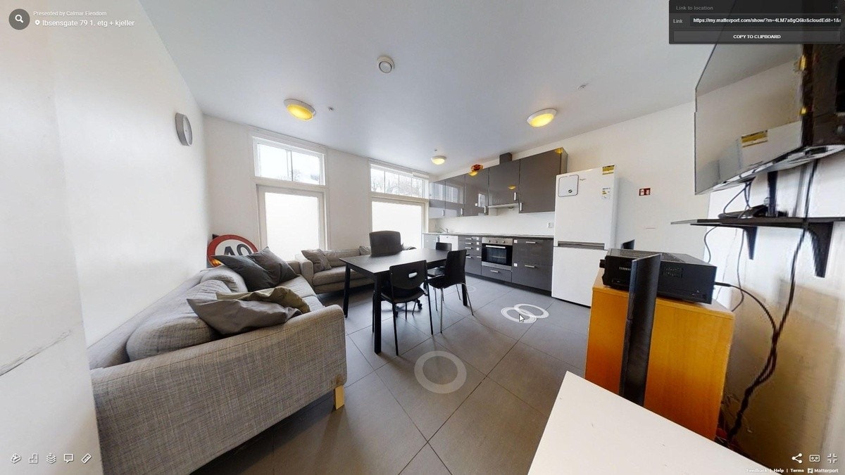 Stuen er romslig, med åpen stue-kjøkken løsning Galleribilde