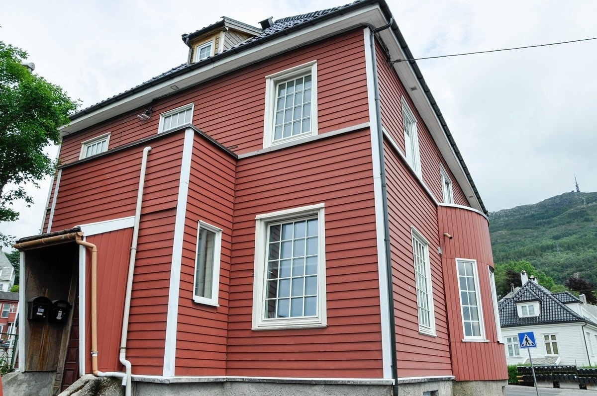 Fin, rødmalt fasade på huset Galleribilde