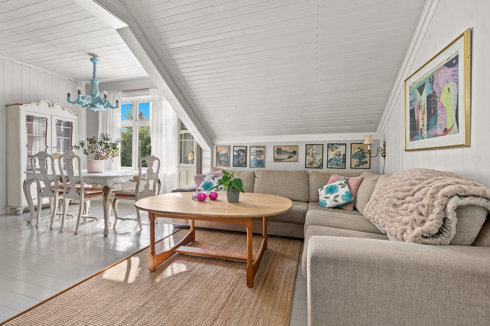 Lys, trivelig stue med plass til spisebord og sofa Galleribilde