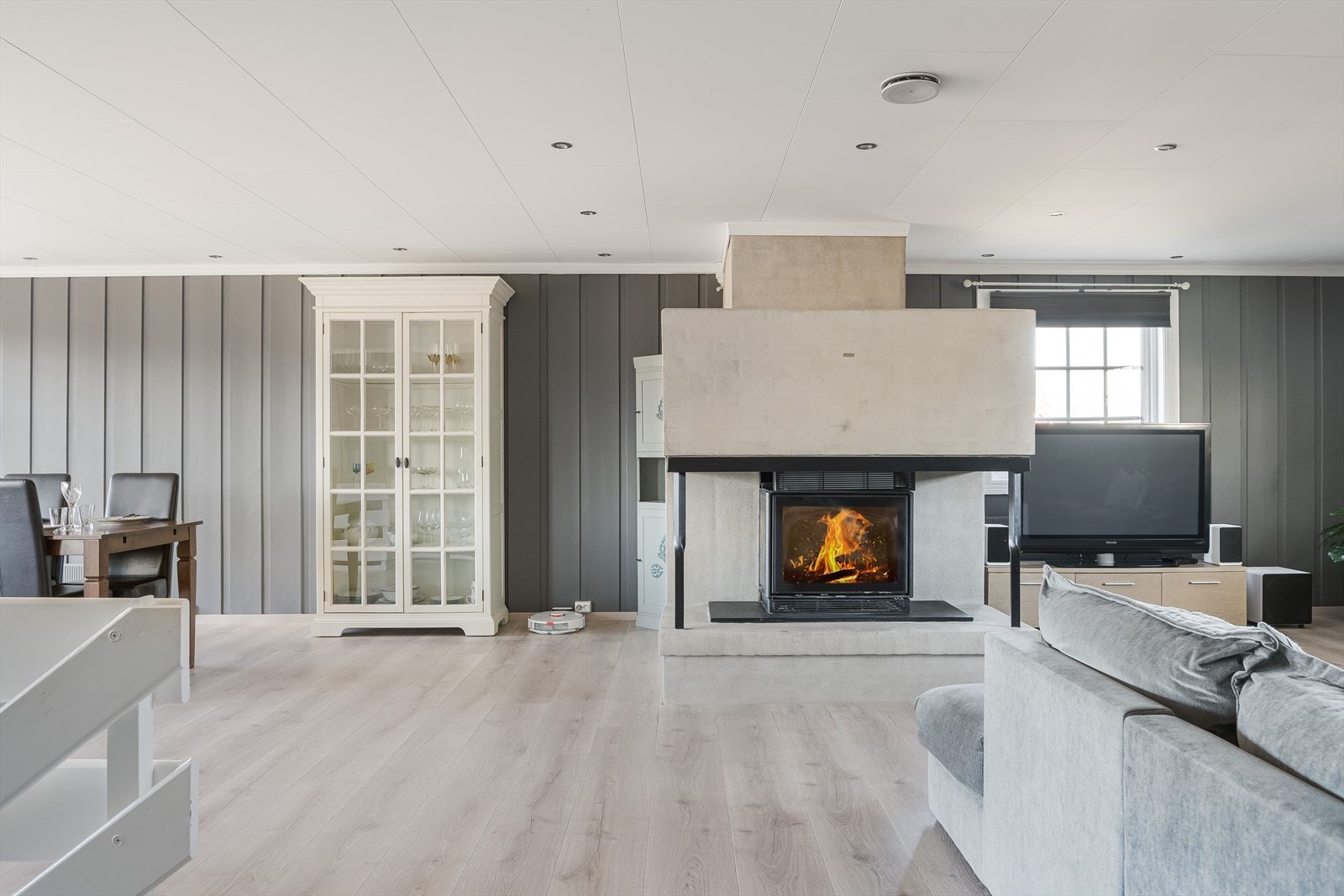 Peisen er et naturlig blikkfang og skaper lun atmosfære i stuen. Galleribilde