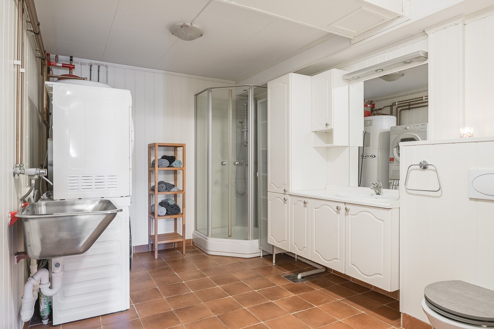 Bad i underetasje. Galleribilde