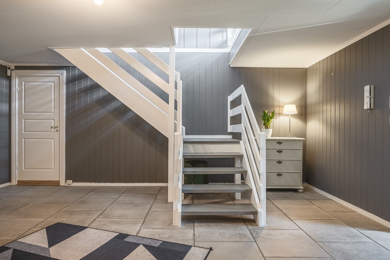 Det er vannbåren gulvvarme i underetasjen. Galleribilde