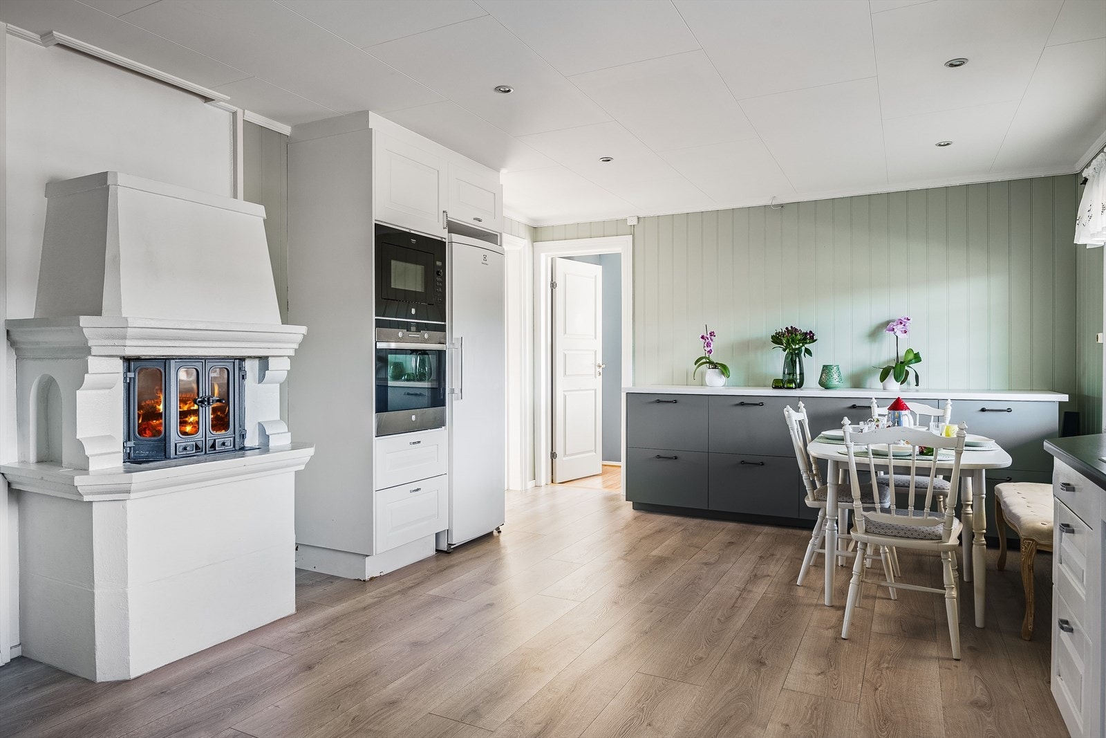 Kjøkkenet har egen peis og en praktisk innredning med høyskap, integrert stekeovn og mikro, samt frittstående kjøleskap. Galleribilde