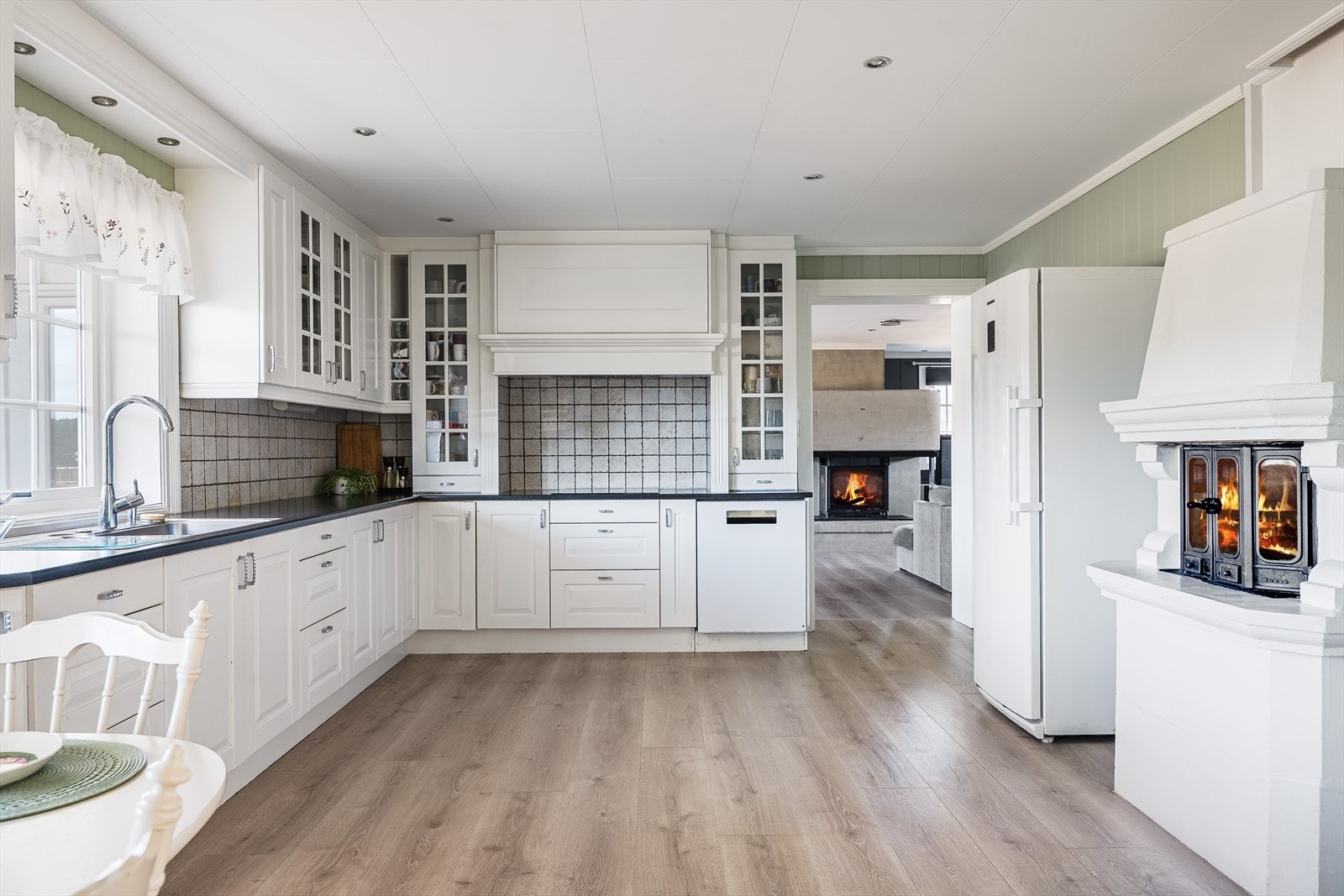 Romslig kjøkken med godt med benkeplass og oppbevaring - perfekt for matlaging og samvær. Galleribilde