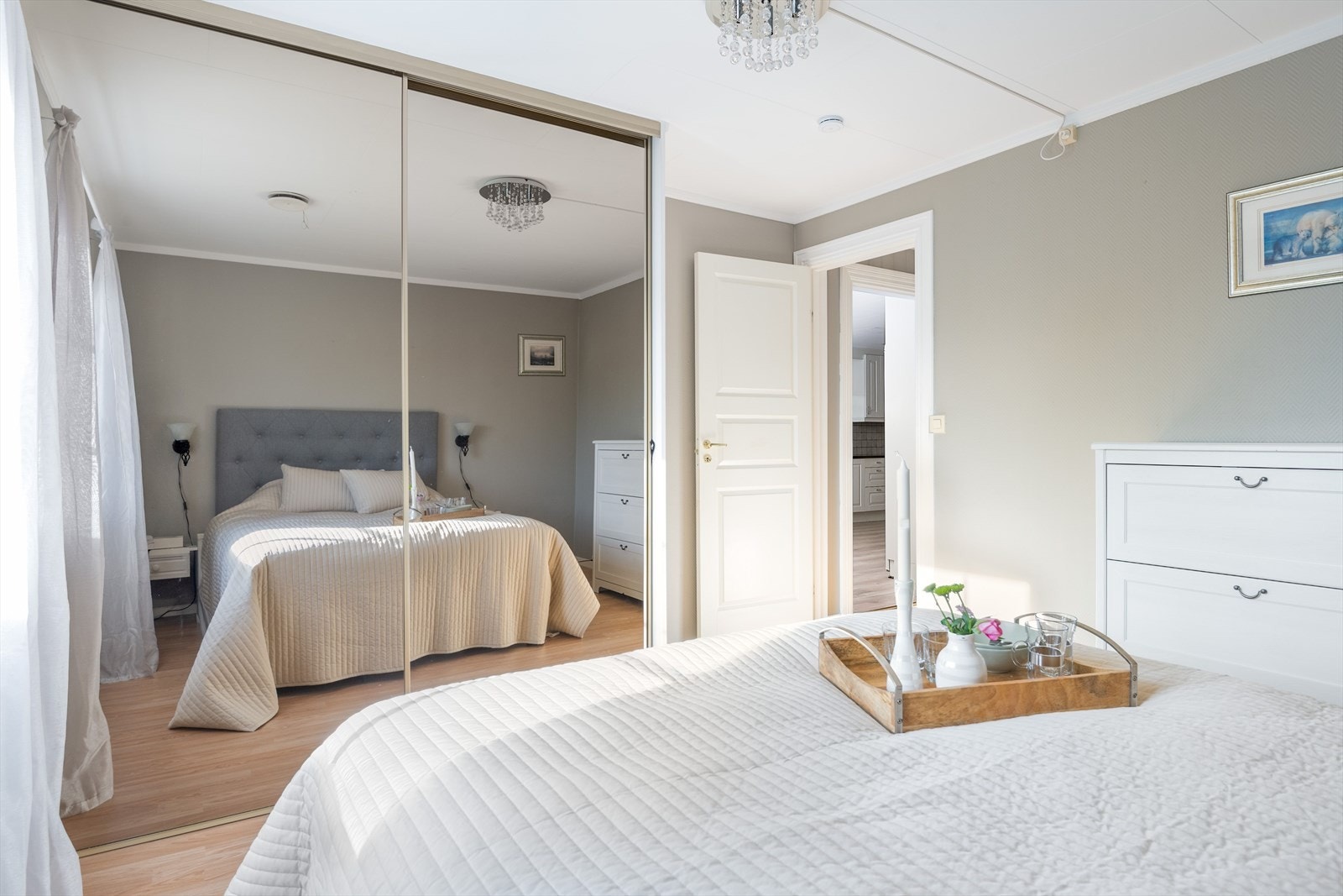 På begge soverommene er det god plass til dobbeltseng, garerobeskap, kommode og nattbord. Galleribilde