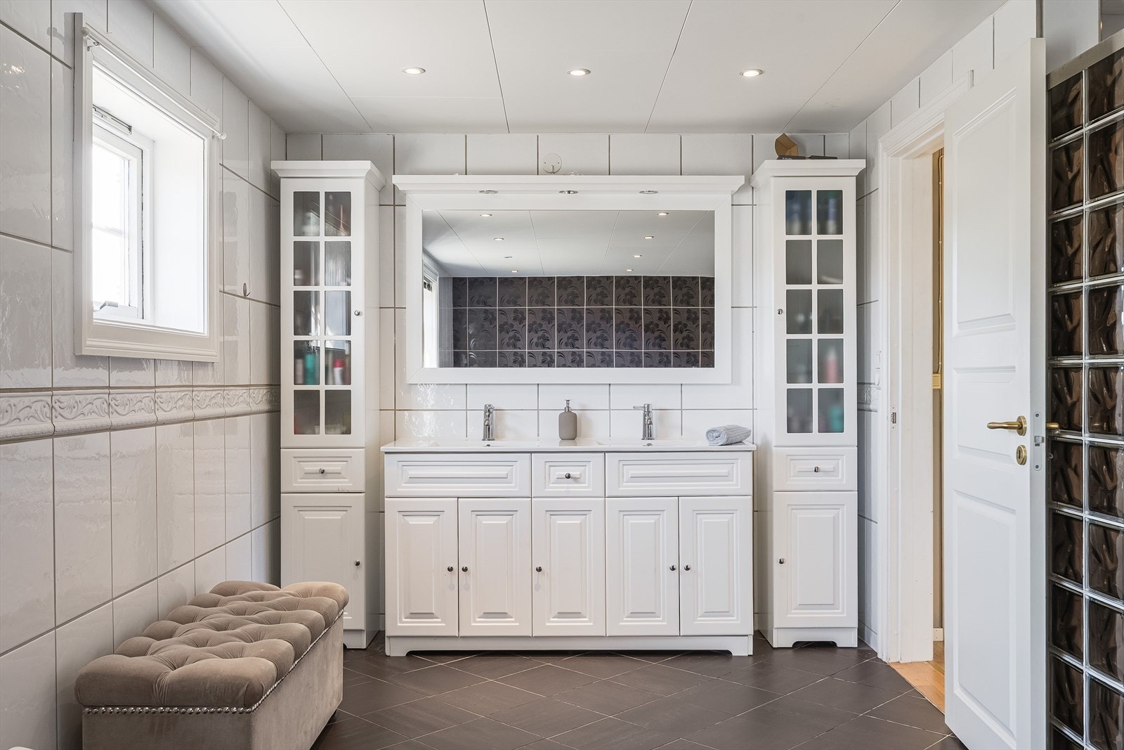 Varmekabler i gulvet sørger for lun og komfortabel varme - spesielt godt på kalde dager. Galleribilde