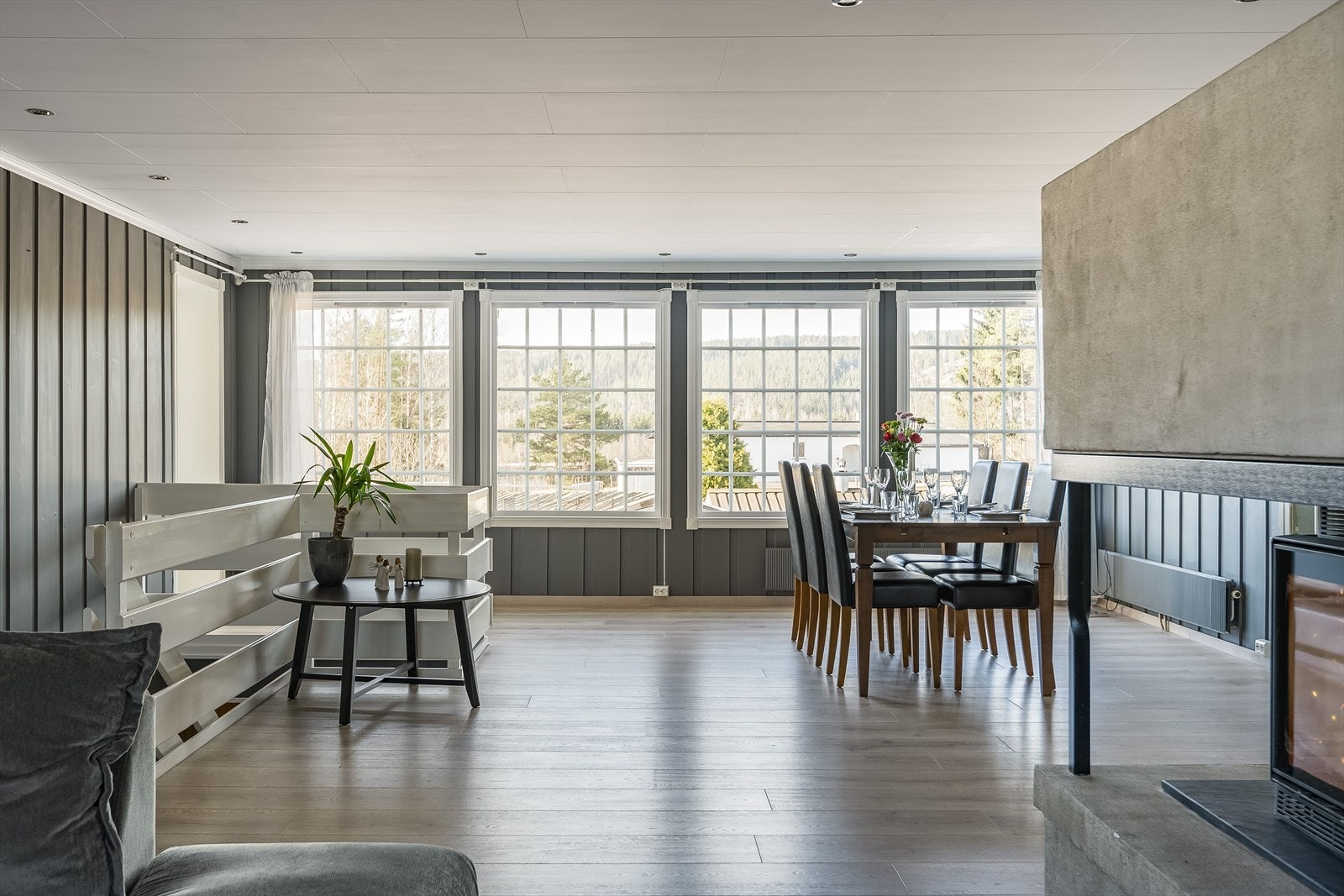 Innbydende spisestue med god plass til både hverdag og fest - store vindusflater gir en herlig romfølelse og flott lysinnslipp. Galleribilde