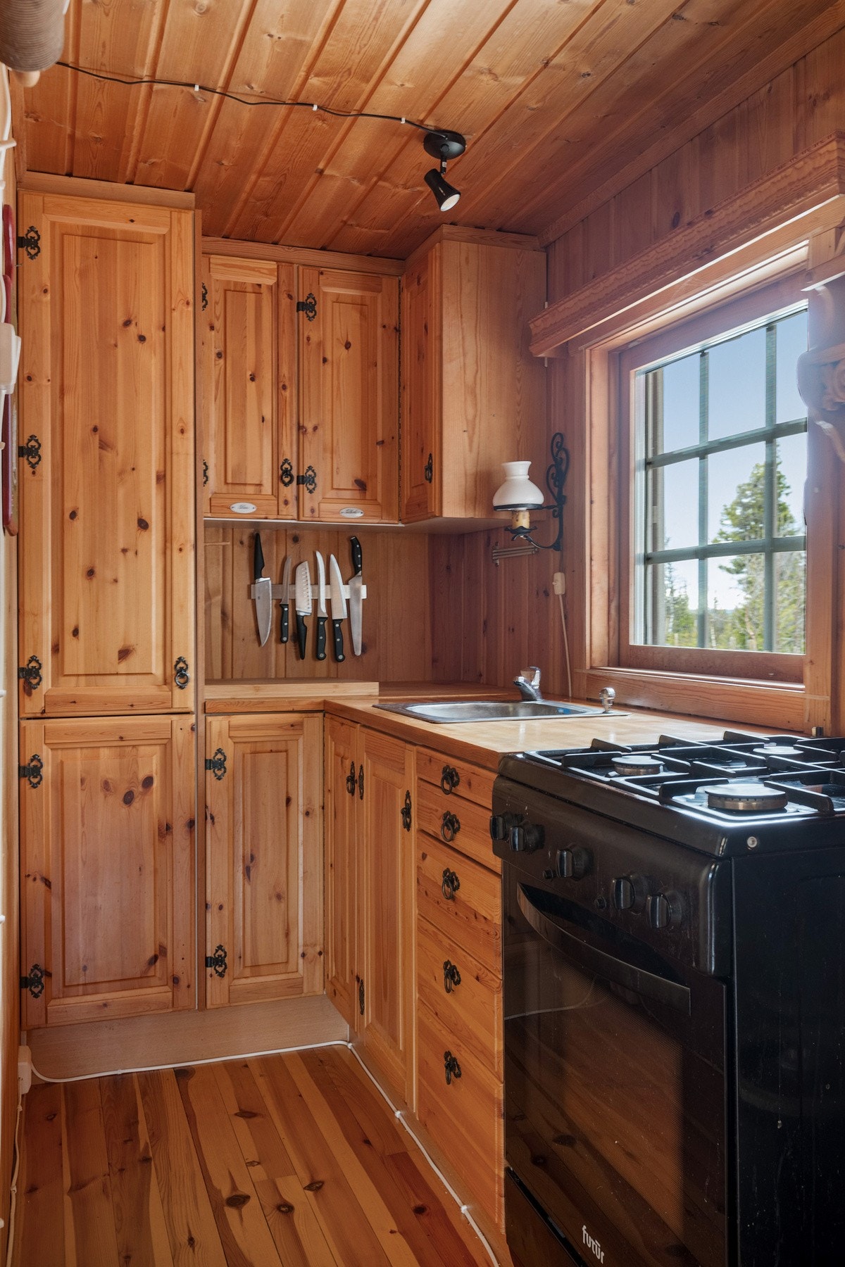 Kjøkkenet er utstyrt med gasskjøleskap og gasskomfyr. Galleribilde