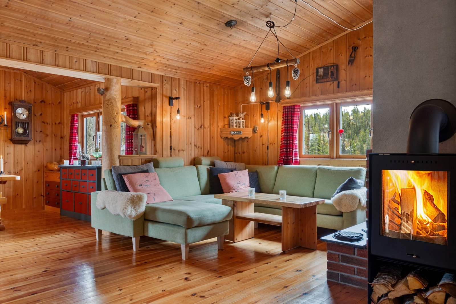 Romslig og hyggelig stue med plass til sofagruppe som rommer hele familien. Galleribilde