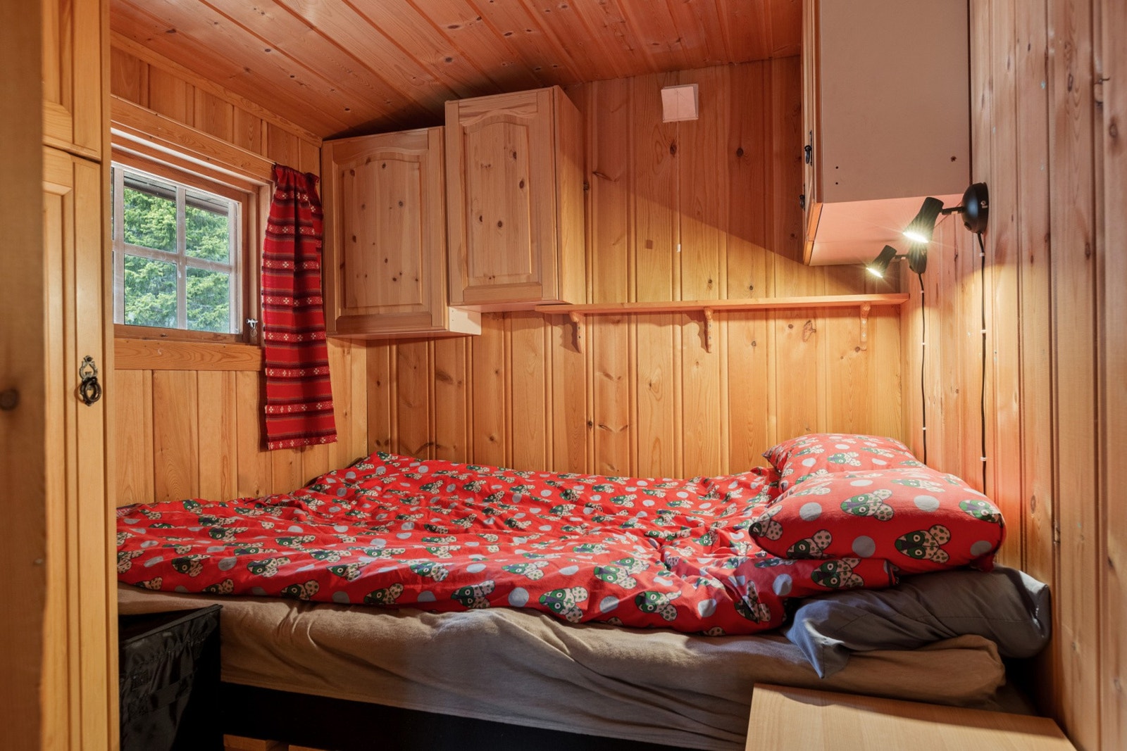 Hytta har tre soverom. Soverom 1 med dobbeltseng, samt plassbygde skap. Galleribilde