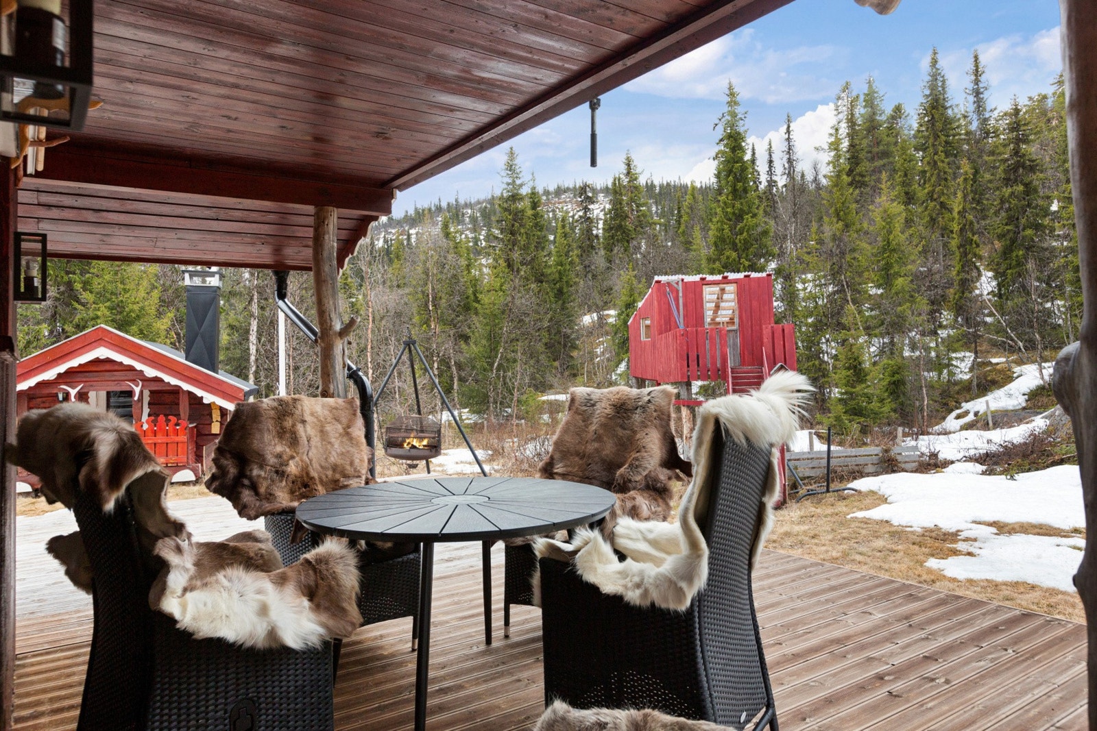 Terrassen er delvis overbygd, med god plass til utemøblement og bålpanne. Galleribilde