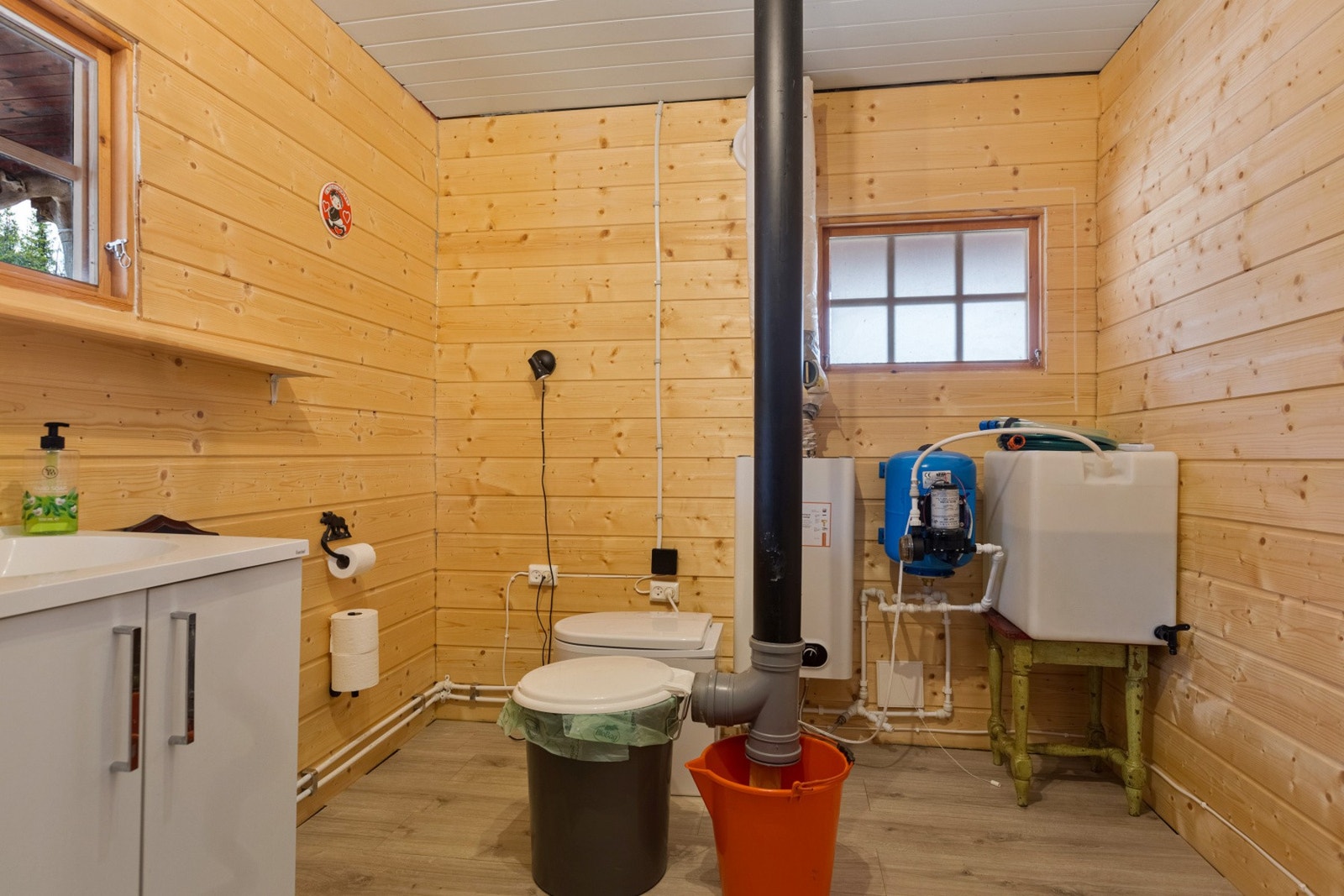 Badet ble ombygd mellom 2021-2023 og er utstyrt med dusjkabinett og servant, som får vann fra en forbrukstank, tilknyttet vannpumpe med trykkbeholder og propan vannvarmer. Galleribilde