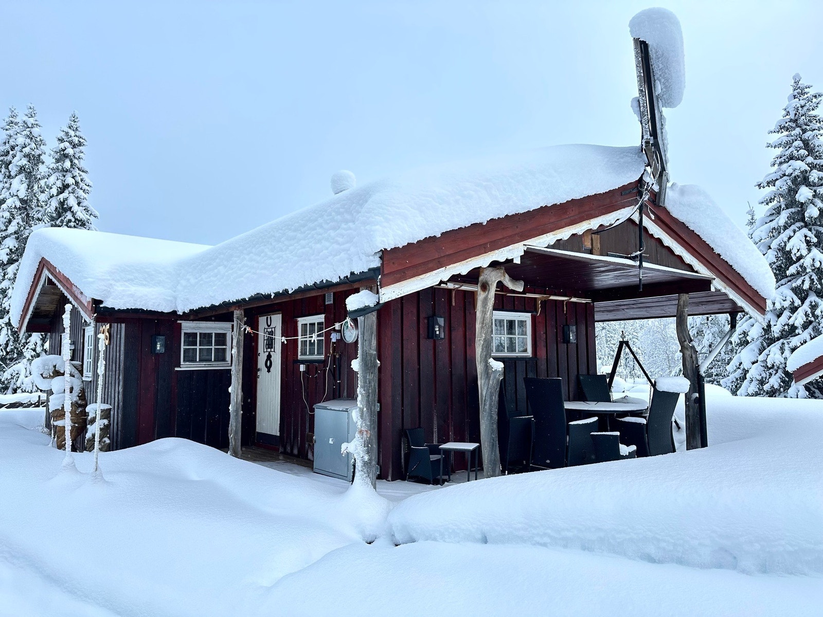 Eiendommen ligger på ca. 850 moh, fint til i fjellområdet mellom Hallingdal og Valdres med kort veg til begge dalfører med alt hva de har å tilby. Galleribilde