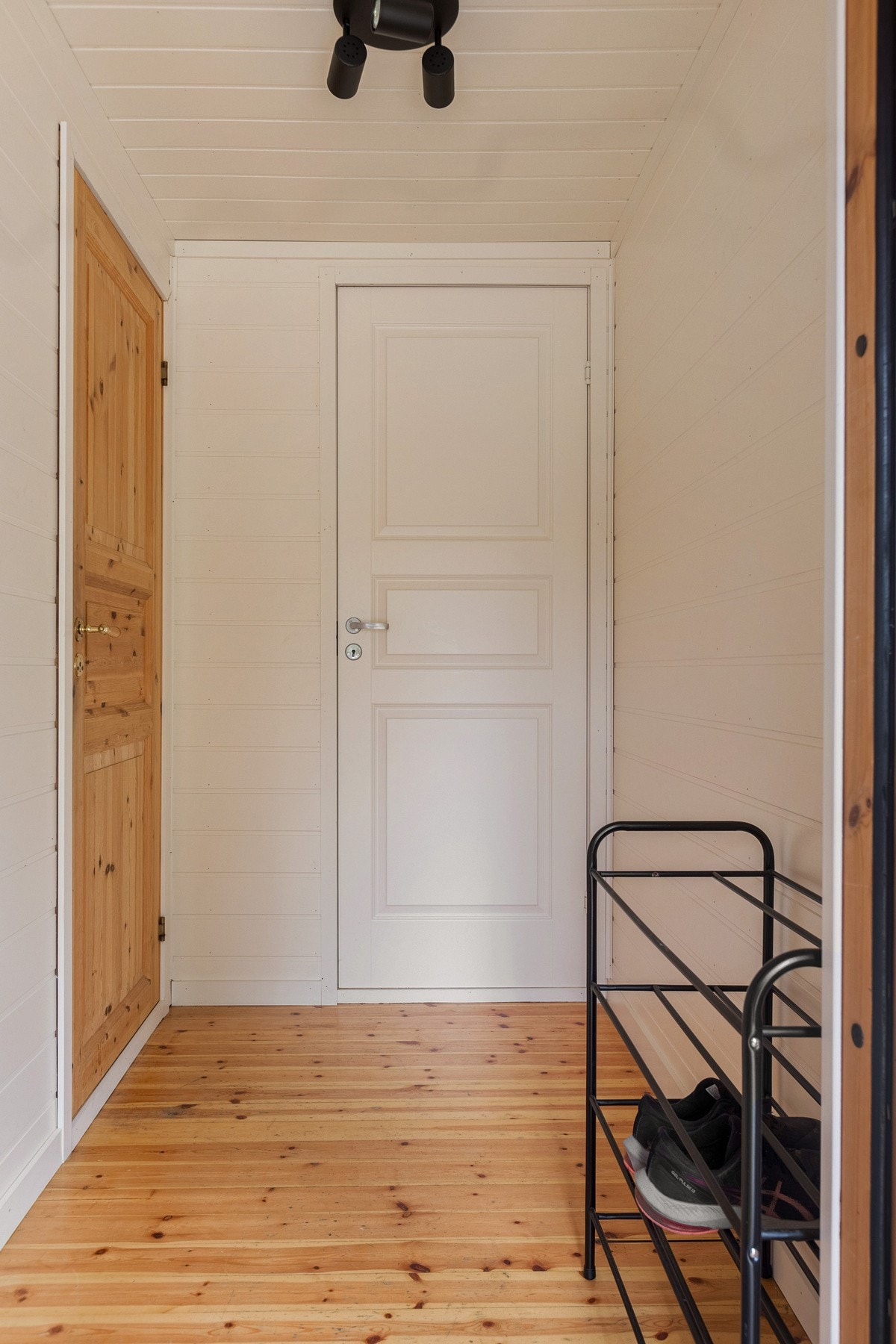 Entré med plass til løsninger for skoplassering og klesoppheng. Galleribilde