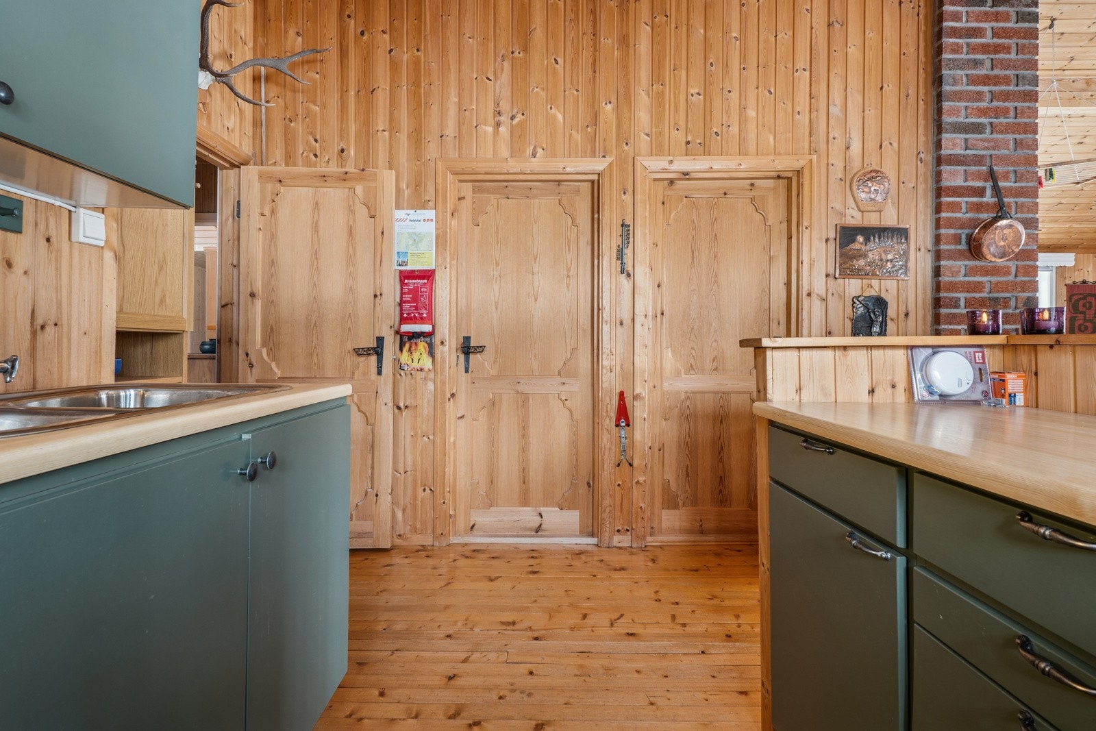 Fra oppholdsrommet er det adkomst til to av hyttas totalt tre soverom. Galleribilde