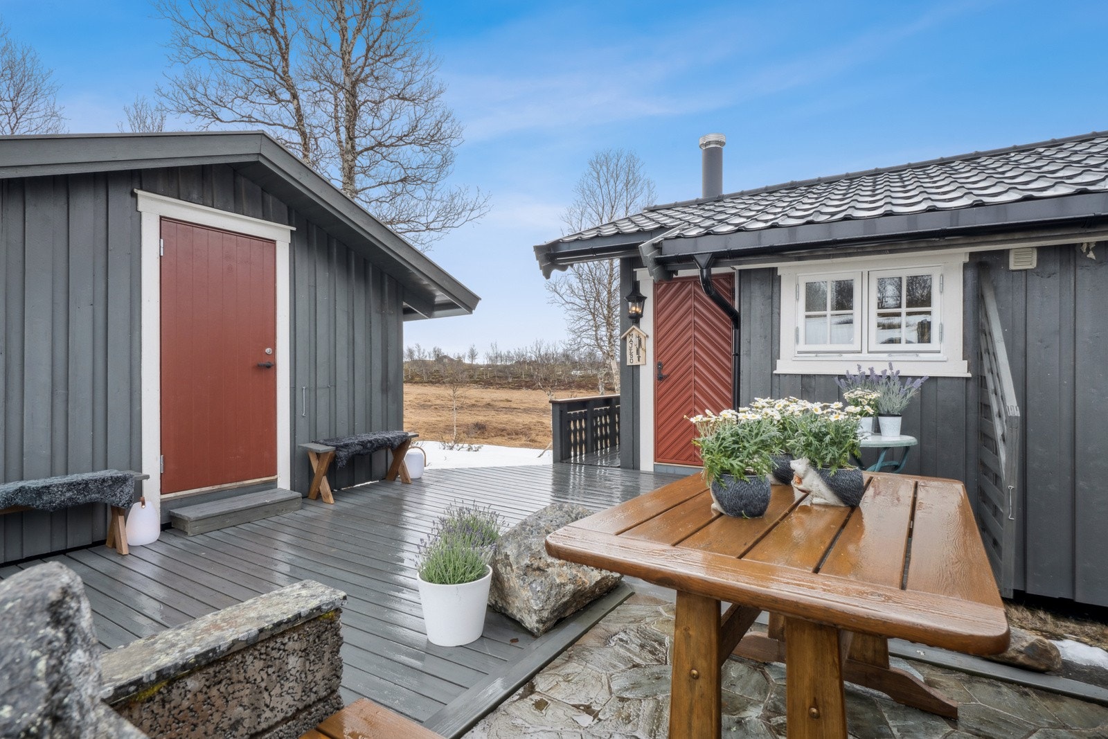 Flott uteområde med terrasse som binder byggene sammen. Galleribilde