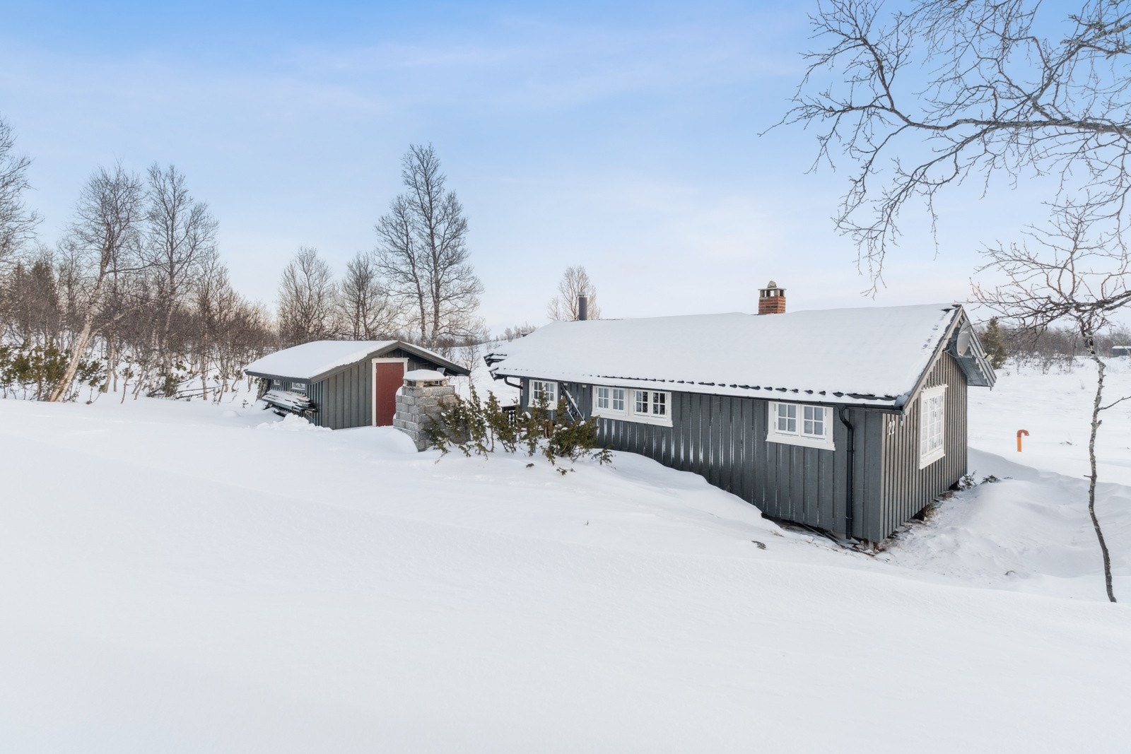 Den eldste delen av hytta fikk ny bordkledning, ble etterisolert og fikk ny inngangsdør i 2016. Galleribilde