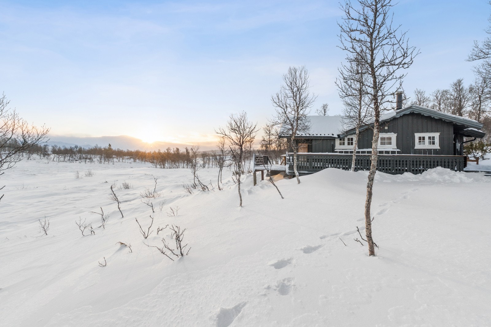 Fra eiendommen har du flott utsikt over Handtjønna, Sylan og Skardsfjella, som gir deg den perfekte rammen for rolige stunder og naturopplevelser. Galleribilde