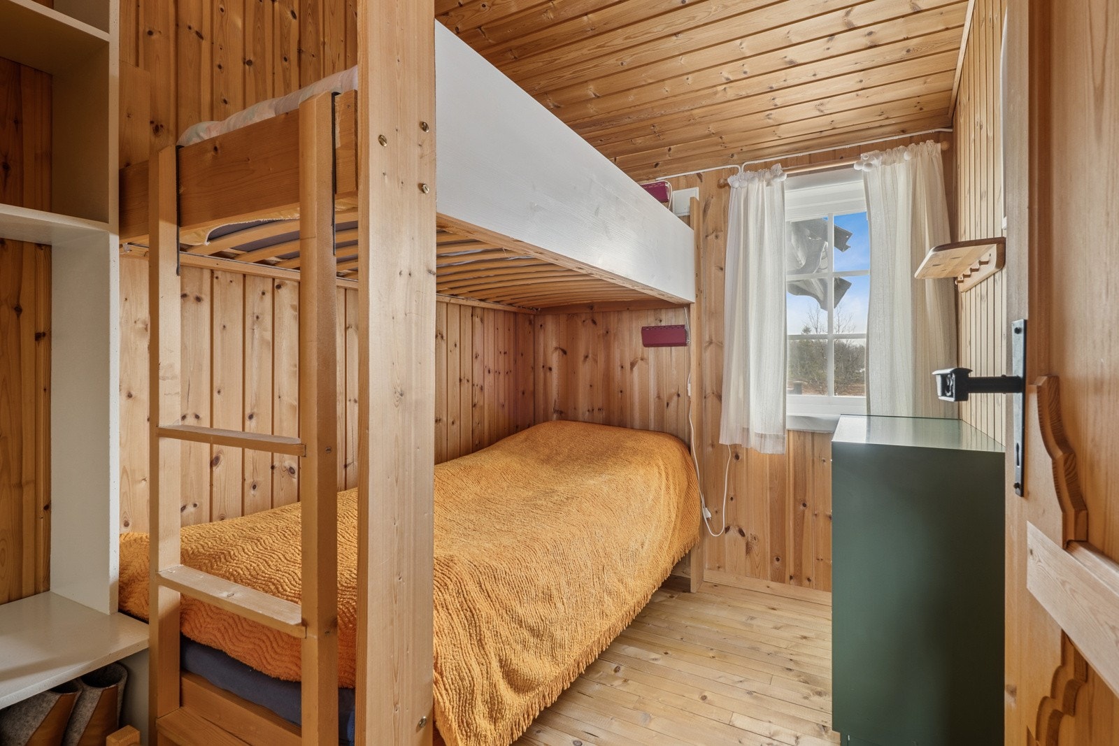 Soverom på ca. 4 kvm, innredet med køyeseng. Galleribilde