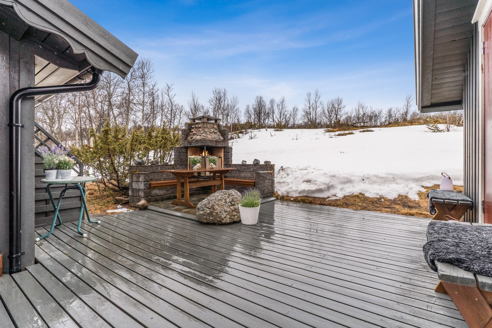 Utvendig murpeis som passer perfekt for sosiale samlinger og utendørs hygge. Galleribilde