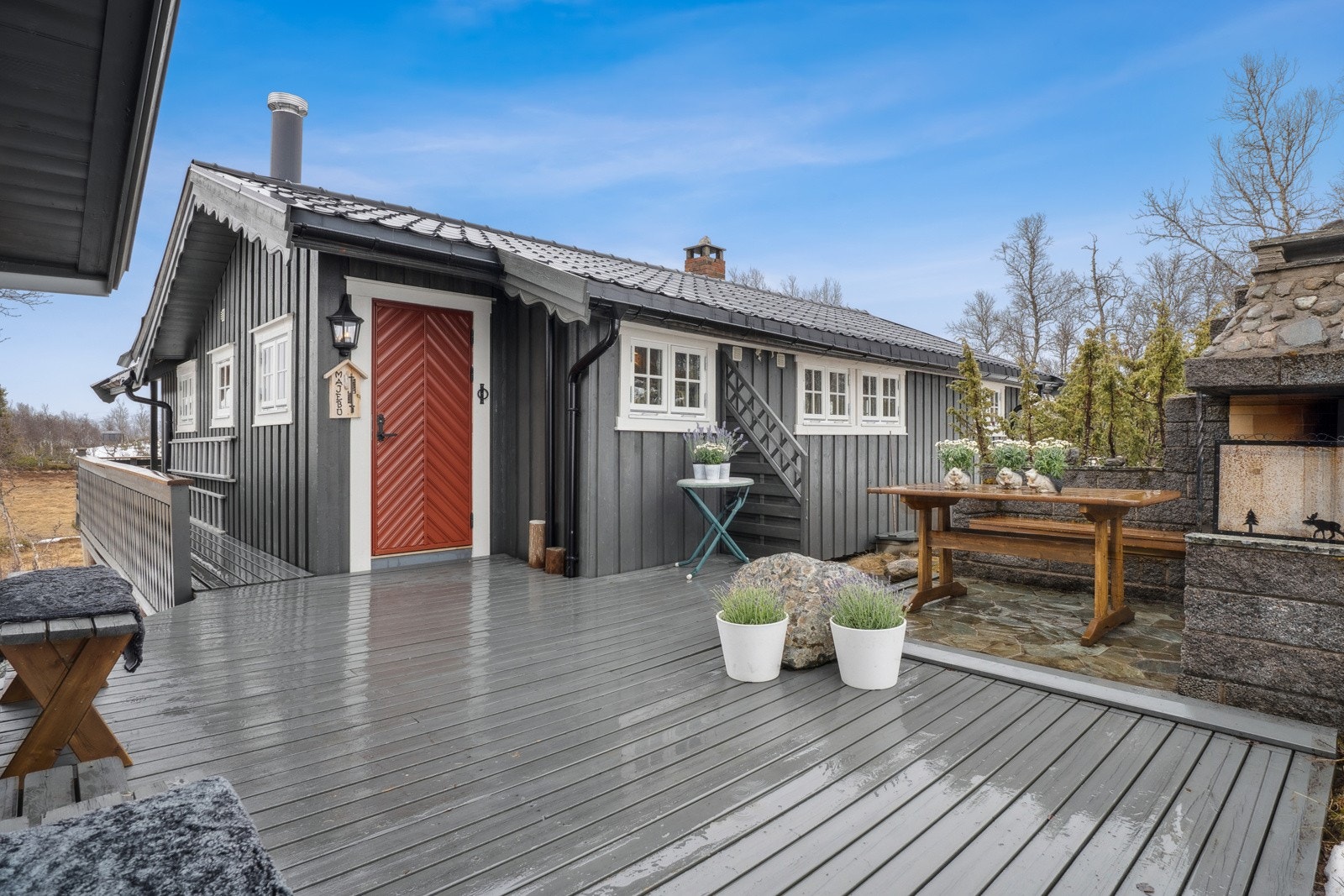 I 2016 ble det satt inn nye vinduer på hele hytta. Taket er fra 1992/1993. Galleribilde