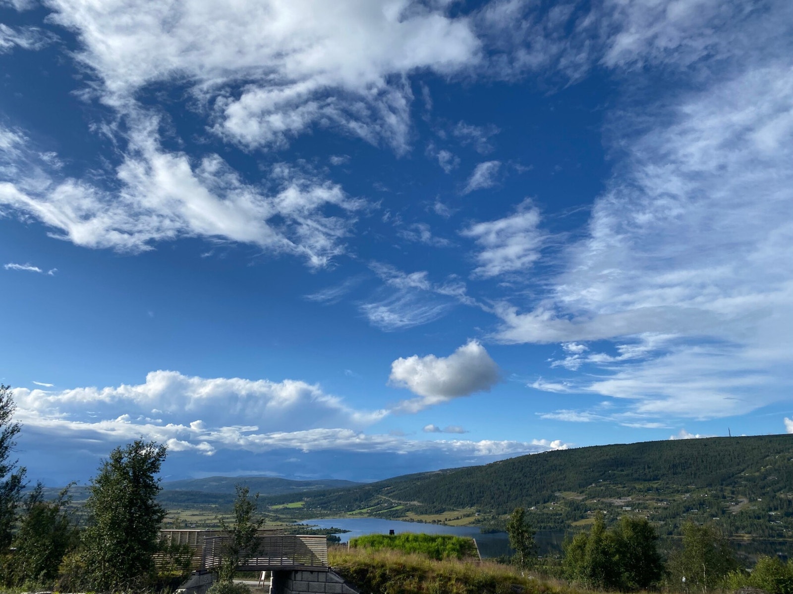 Vaset og fjellområdene rundt kan by på et fantastisk turterreng. Om sommeren er det mange fine alternativer for både sykkel- og fotturer, blant annet på merkede stølsveier og stier. Galleribilde