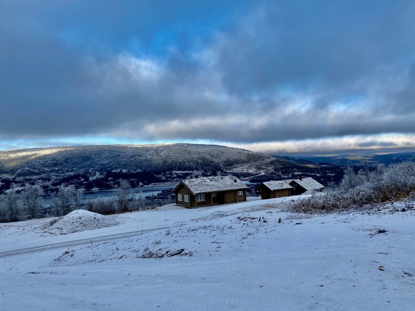 Her er det også oppkjørte skiløyper "rett utenfor døra", som fører videre inn i et omfattende løypenett. Galleribilde
