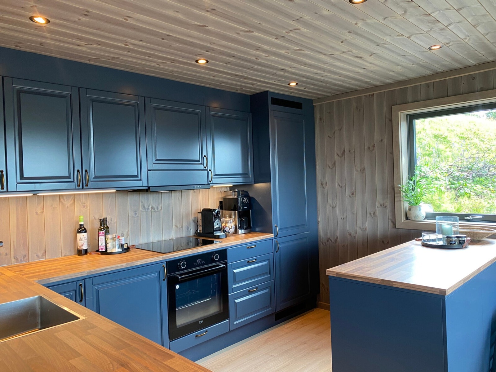 Kjøkkenet har godt med benkeplass sammen med kjøkkenøyen, samt godt med oppbevaringsplass i over- og underskap. Alt av hvitevarer er integrerte. Galleribilde